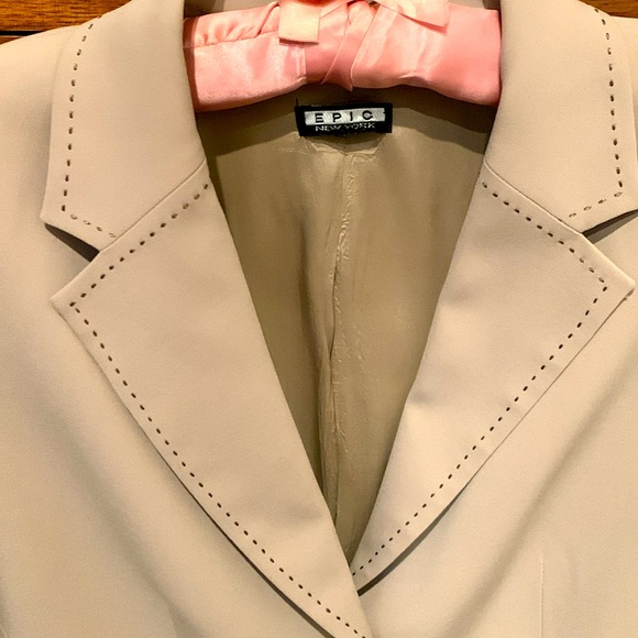 Epic New York beige blazer with dark brown stitching size 4 - Picture 2 of 5
